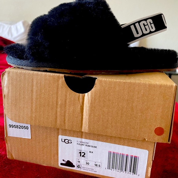 Kids Fluff Yeah Slides in a size 12 in black. - Picture 1 of 1